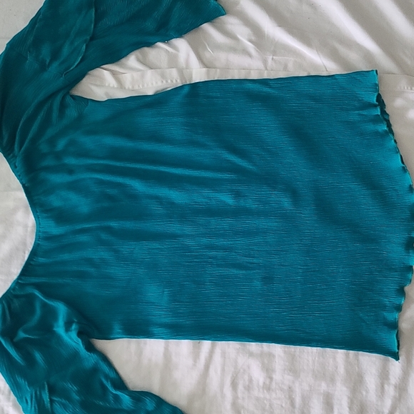 Emerald green crepe lettuce hem top urban mangoz medium - Picture 3 of 8